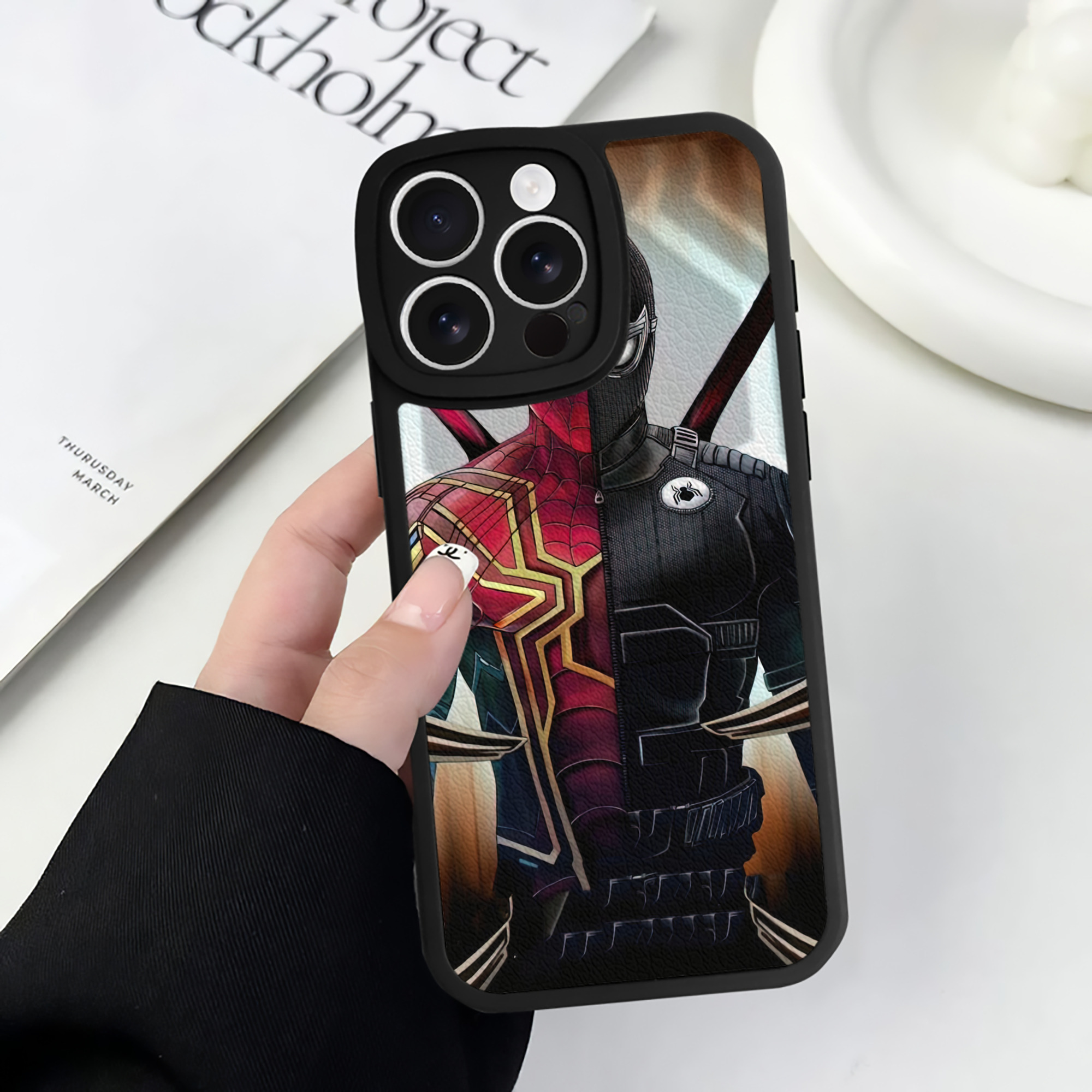 Spider Man スパイダーマン 【iPhone 16シリーズ対応】シリコンスマホケース（レザー調） 材質：シリコン